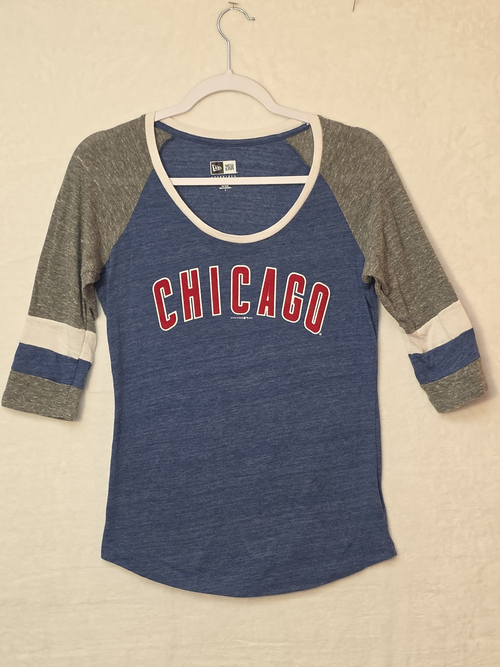 New Era Chicago Cubs Blue Gray And White Tee with Red And White Logo